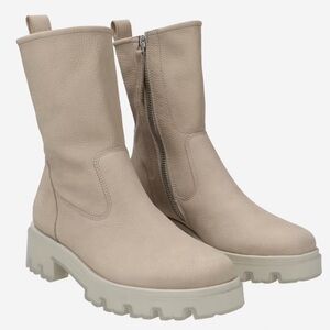 Leather boot.
Never worn with Box
Women’s US sizes. COLOR: Beige